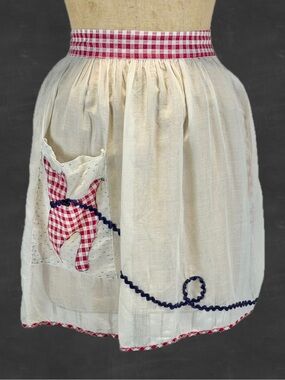 VINTAGE 50s poodle skirt half apron tie back picnic gingham check MCM farmhouse